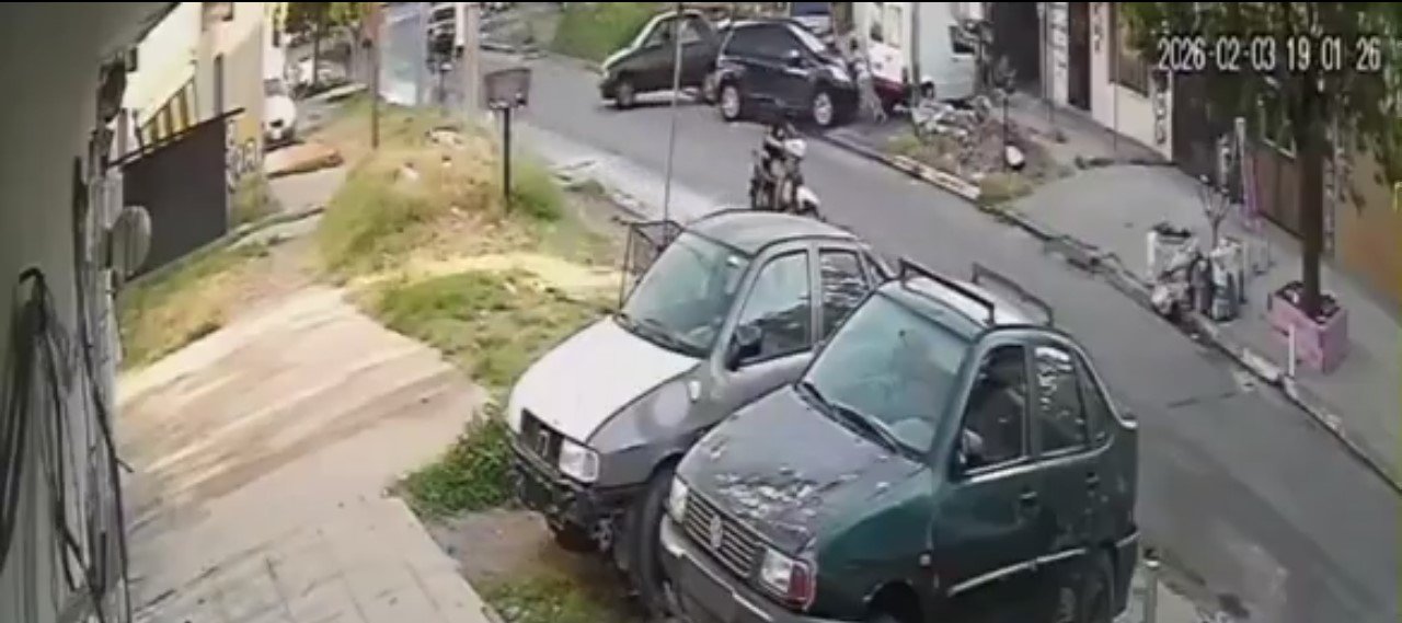 Patrullero y ambulancia en la escena de un choque fatal en Isidro Casanova