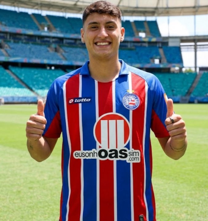 Alejo Véliz jugando al fútbol