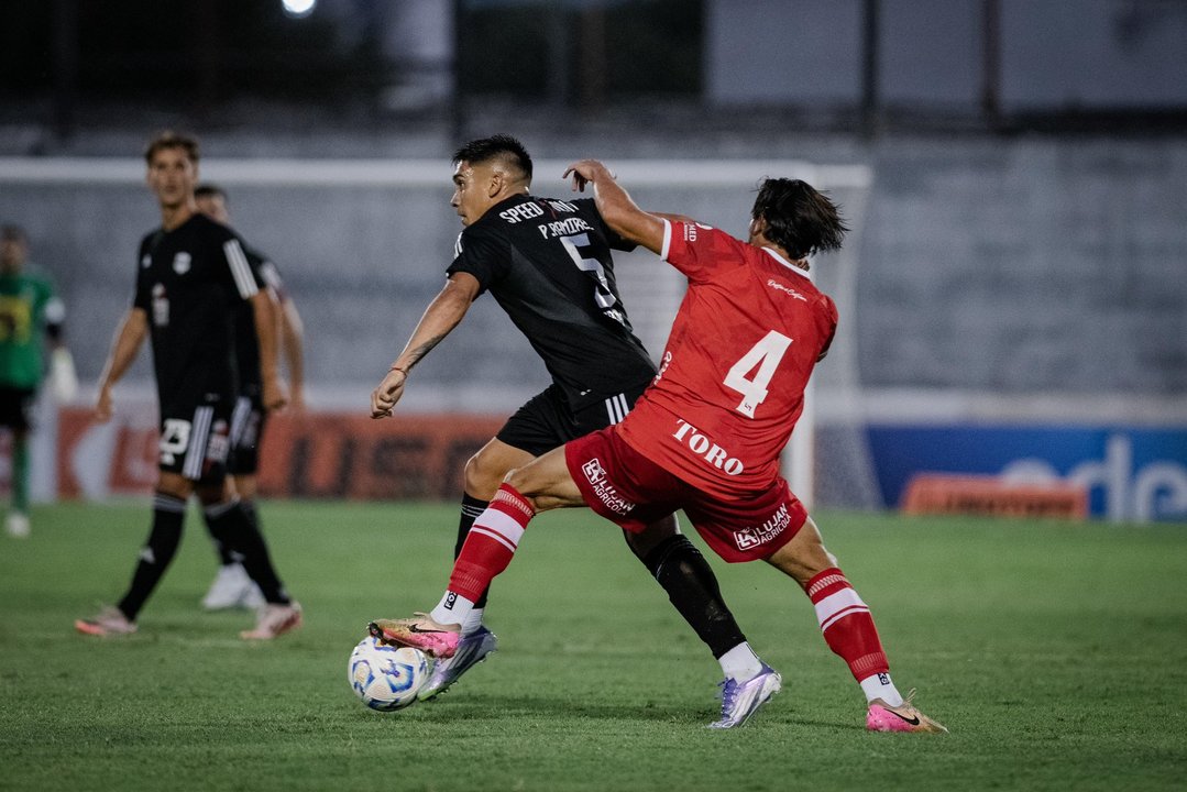 Deportivo Riestra celebra el triunfo ante Deportivo Maipú por Copa Argentina