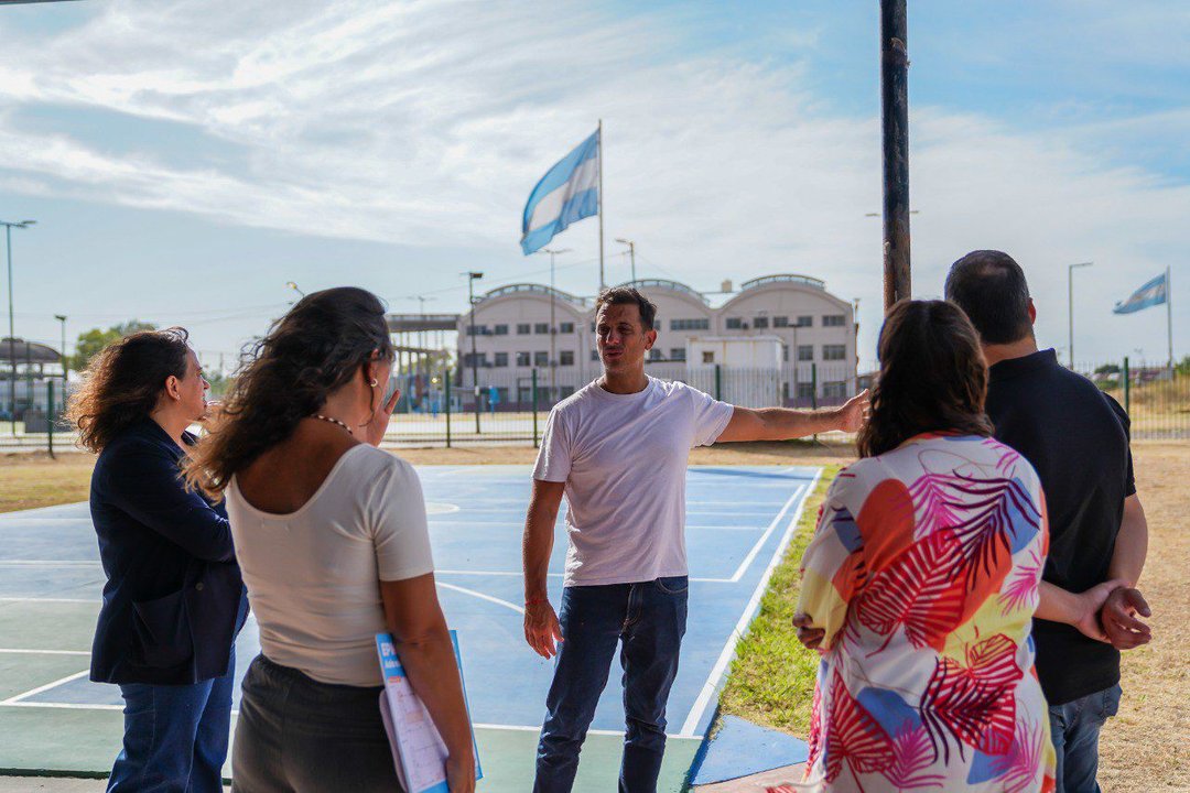 Julián Álvarez recorre obras de infraestructura escolar en Lanús