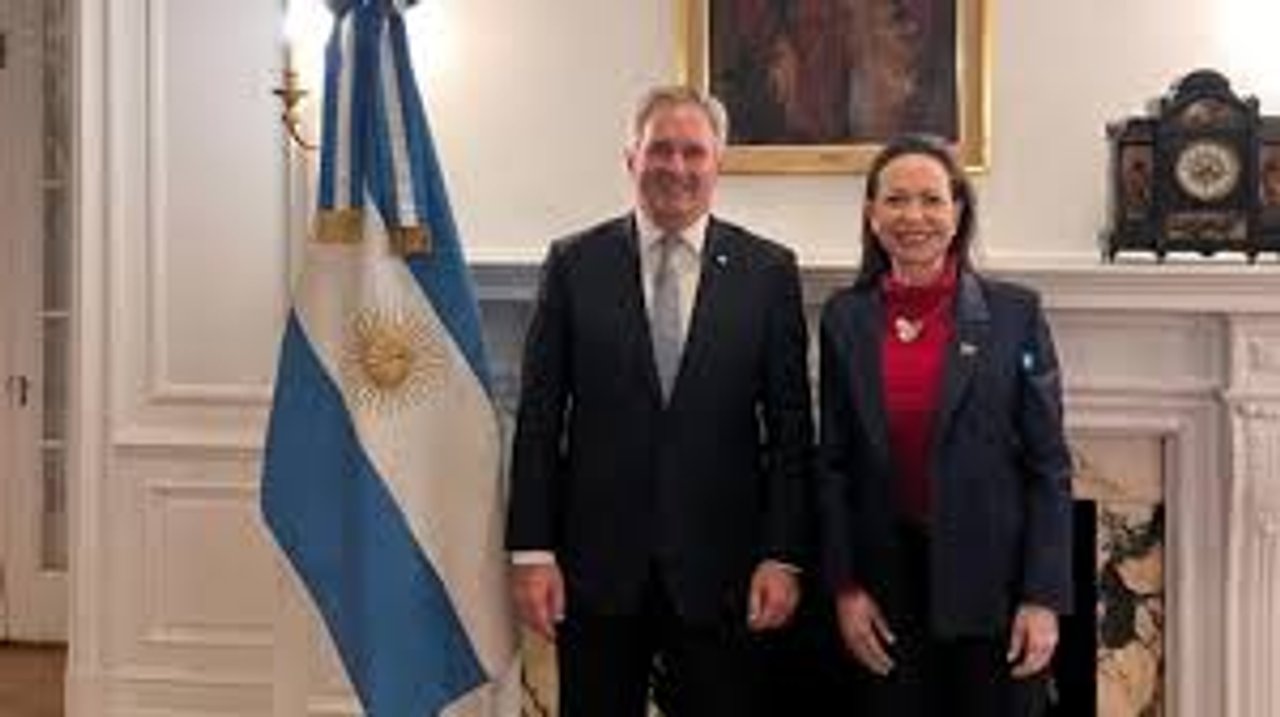 El canciller argentino Pablo Quirno junto a María Corina Machado en Washington