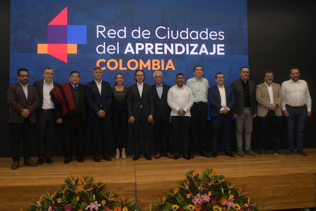 Mario Ishii junto a autoridades en la ciudad colombiana de Envigado