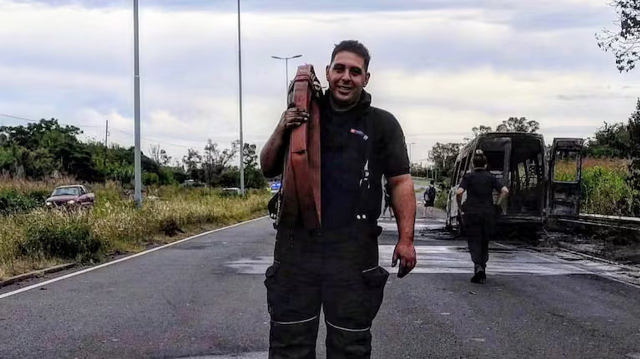 Patrullero y móvil policial en la escena de un siniestro vial