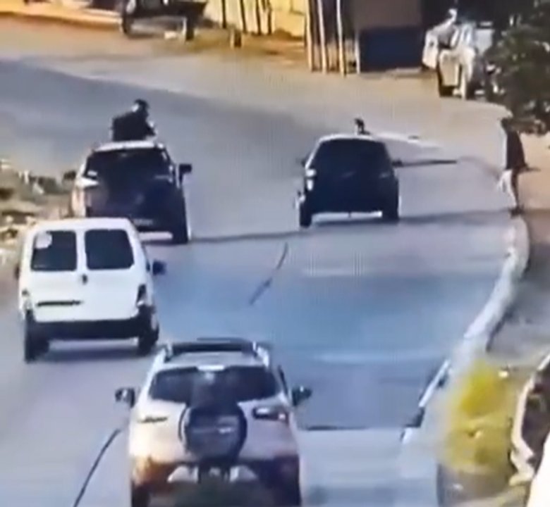 Patrullero y operativo policial en Acceso Sudeste