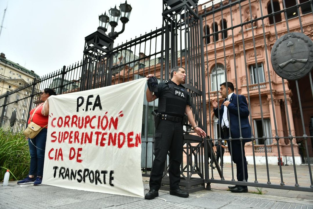 El cabo Miguel Montiel encadenado frente a Casa Rosada en protesta