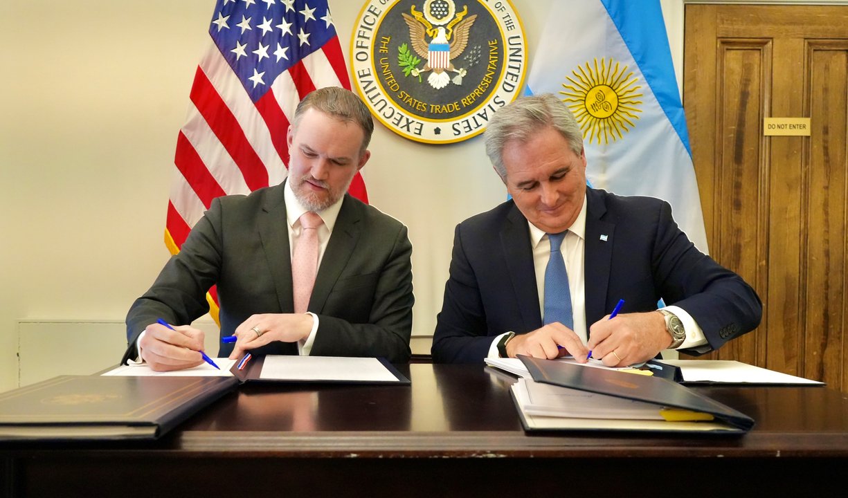 Manuel Adorni y Pablo Quirno informan sobre el acuerdo comercial con Estados Unidos