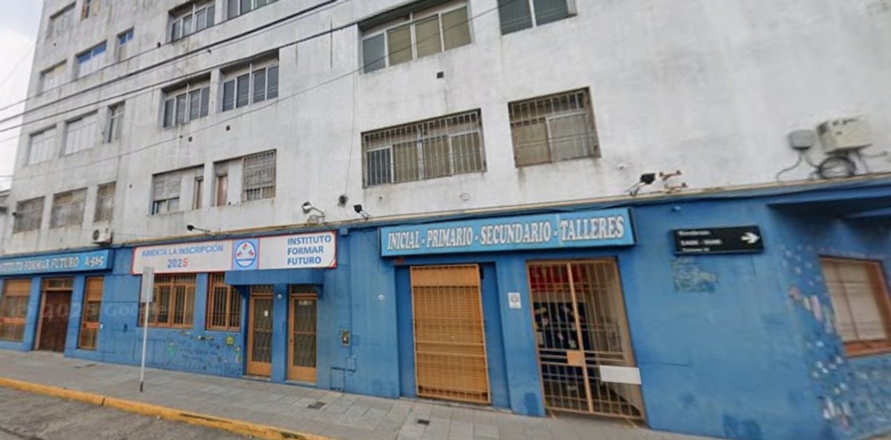 Fachada del Colegio Formar Futuro en el barrio porteño de Villa Real