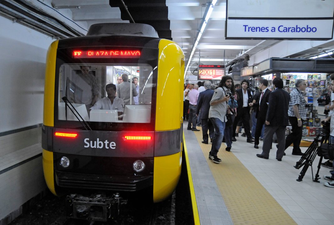 Molinetes abiertos en la estación Plaza de Mayo de la Línea A del Subte