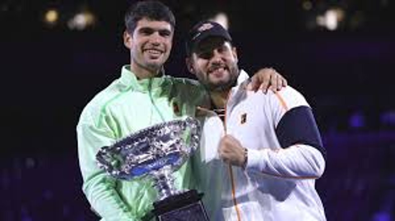 Carlos Alcaraz junto a su hermano Álvaro en un torneo de tenis