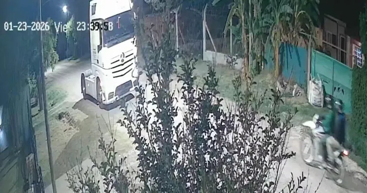 Patrullero policial en una calle de La Plata