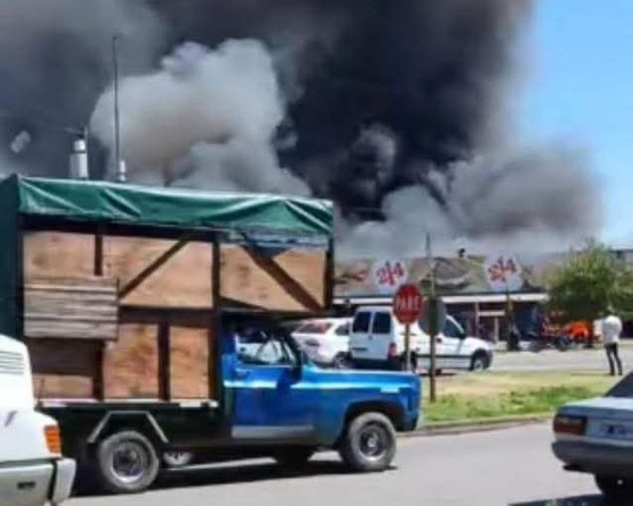 Incendio en supermercado mayorista de Laferrere