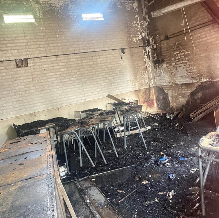 Frente de una escuela en Florencio Varela afectada por vandalismo
