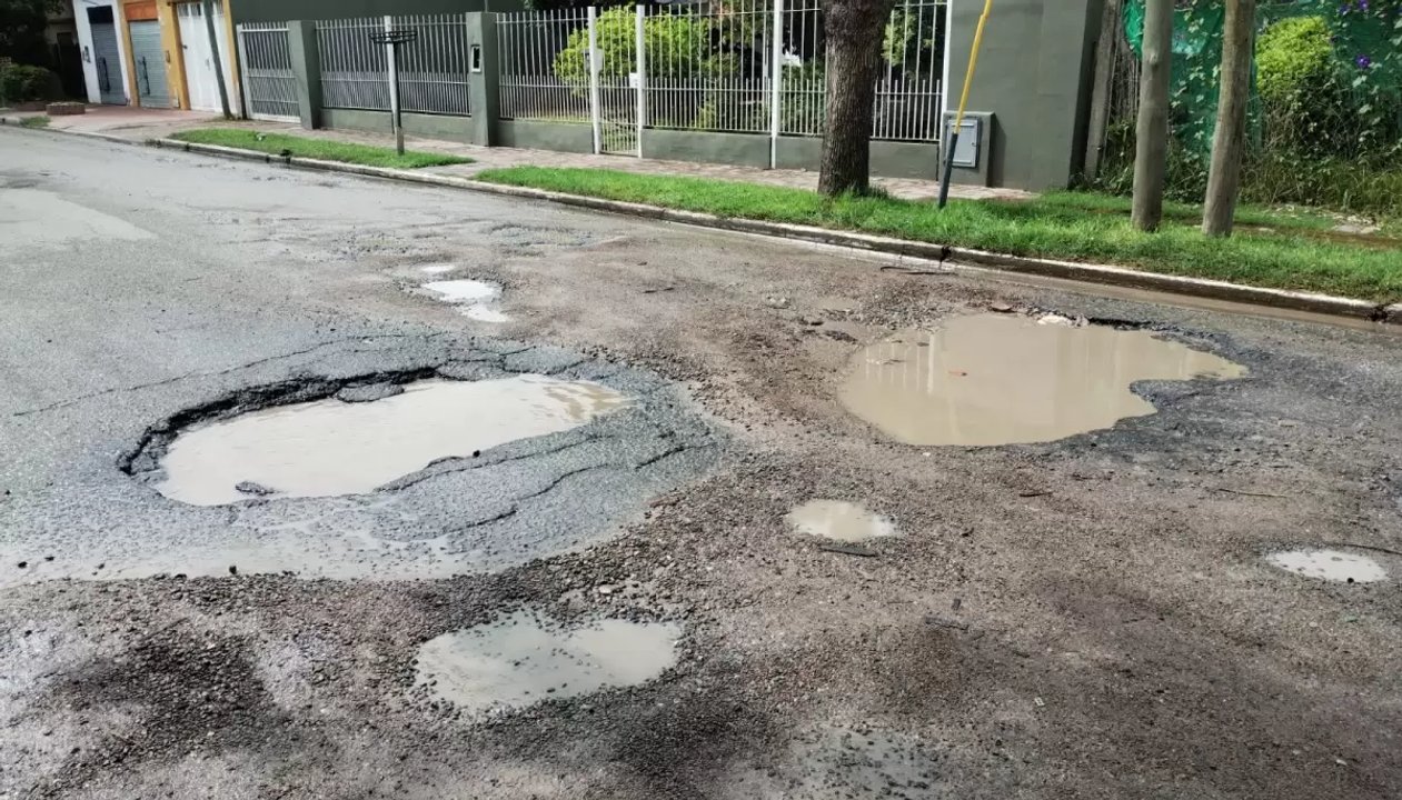 Calles con baches y falta de mantenimiento en La Plata