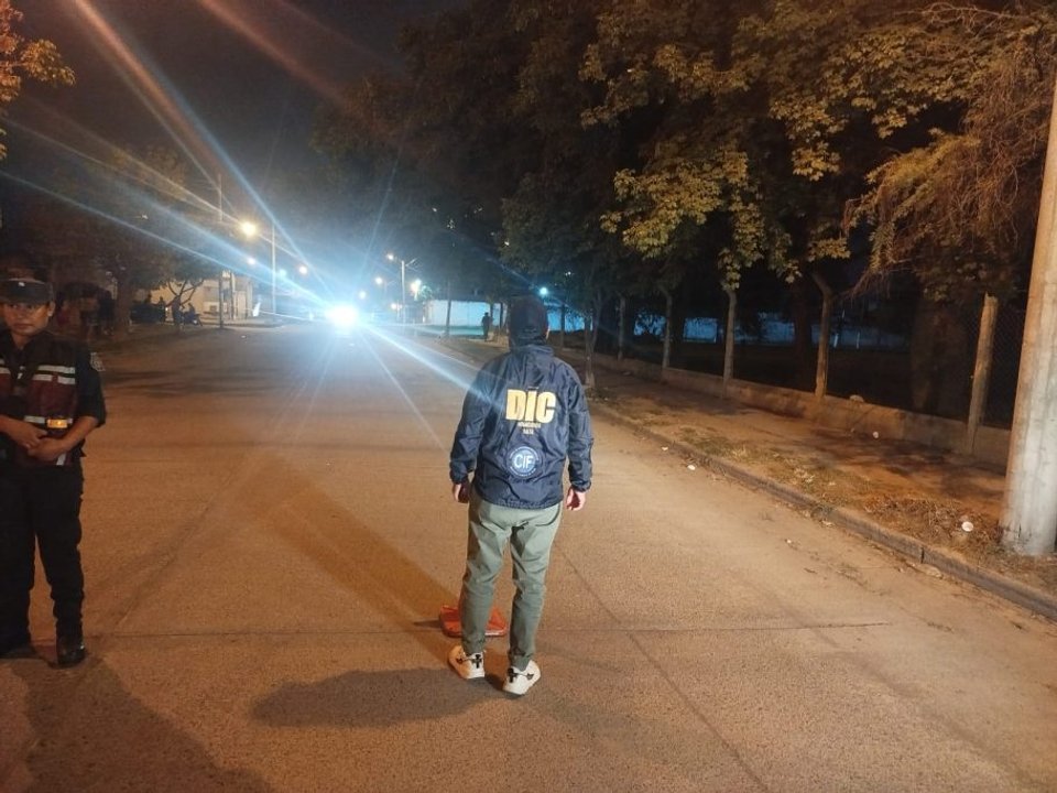 Patrullero policial y escena de un crimen en Salta
