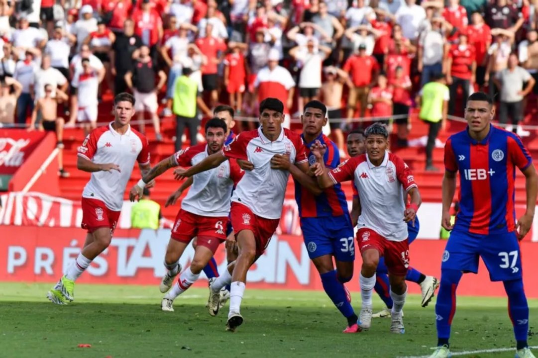 Huracán y San Lorenzo se enfrentan en el estadio Tomás Adolfo Ducó