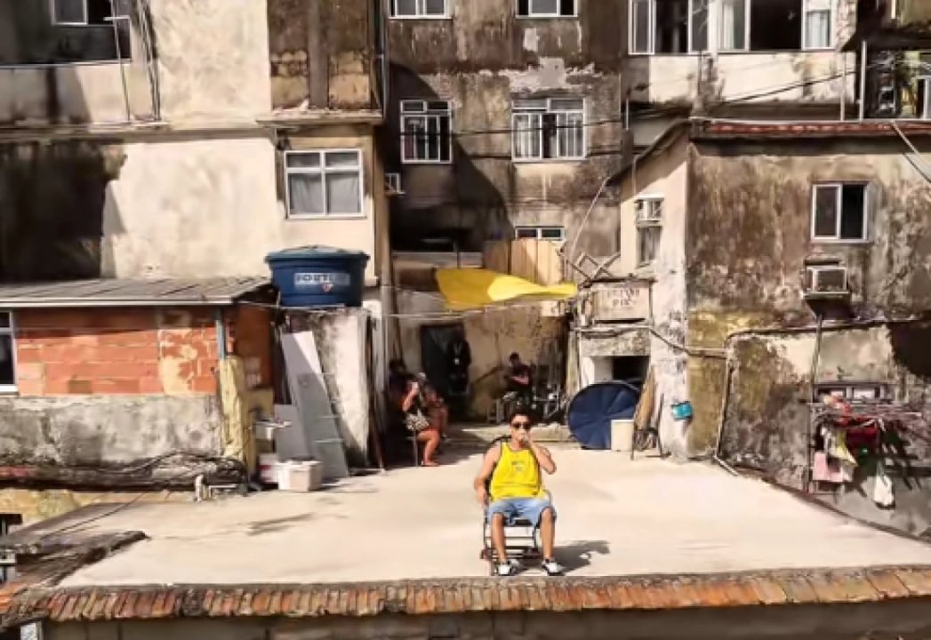 Turistas grabando video con drone en la favela Rocinha, Río de Janeiro