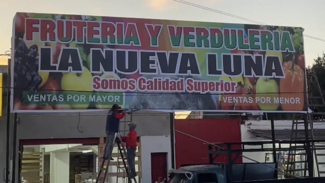 Frutas y verduras en góndola con precios promocionales