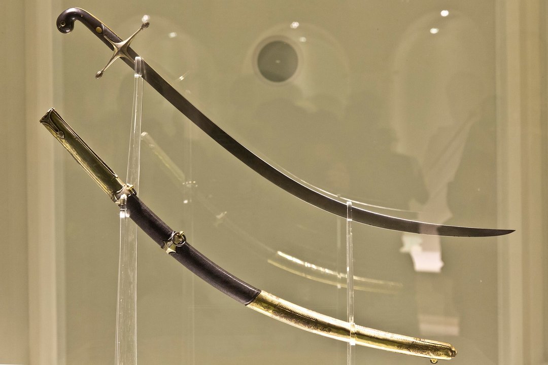 Sable corvo de San Martín exhibido en custodia militar