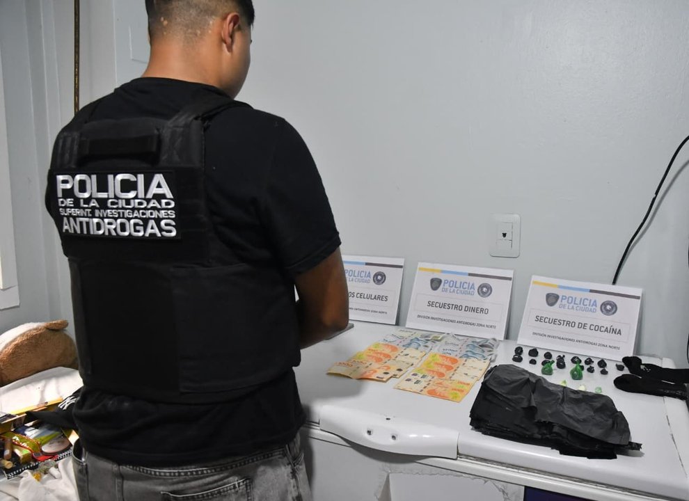 Efectivos policiales y drogas secuestradas en allanamientos en Constitución y Nueva Pompeya