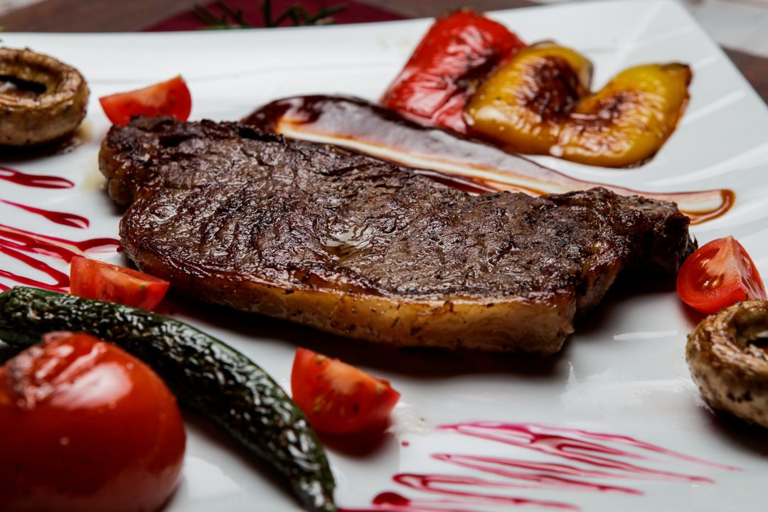Captura de la red social X con comentarios sobre el precio de la carne