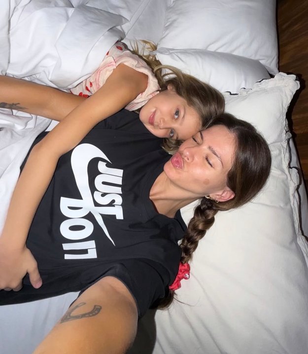 Eugenia La China Suárez, Benjamín Vicuña y su hija Magnolia en un festejo familiar