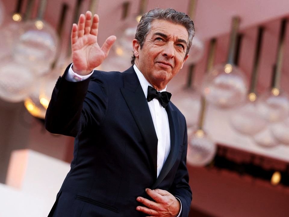 Ricardo Darín y Úrsula Corberó en un paseo familiar por Madrid