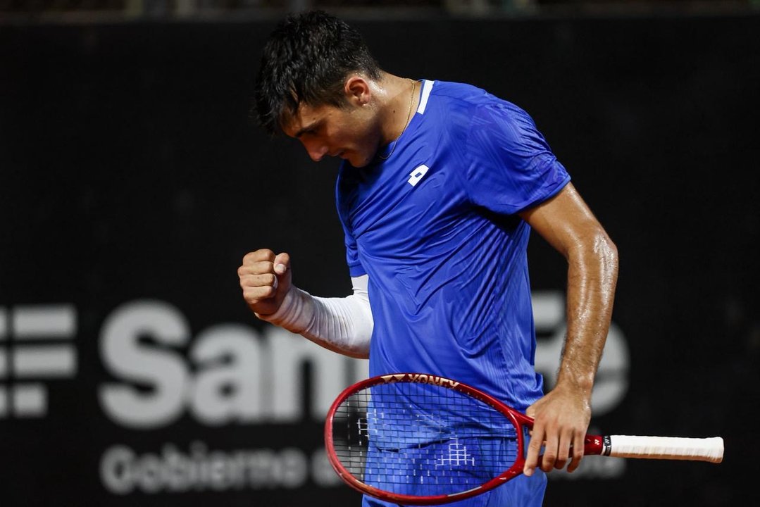 Román Burruchaga celebra su triunfo en el Challenger de Rosario