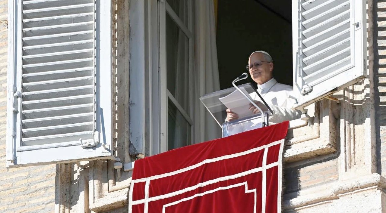 El Papa León XIV durante el Ángelus en la Plaza de San Pedro