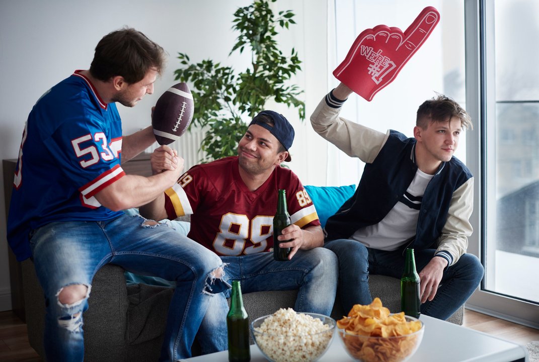 Hinchas celebrando durante el Super Bowl en Estados Unidos