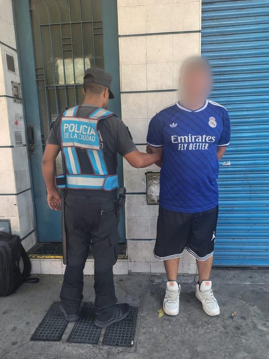 Patrullero policial en operativo por detención de prófugos