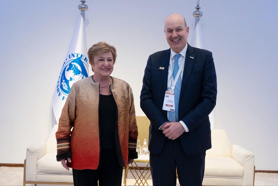Federico Sturzenegger junto a Kristalina Georgieva en Arabia Saudita