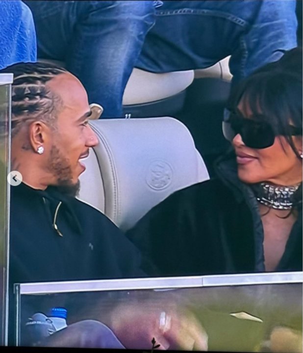 Kim Kardashian y Lewis Hamilton en una suite VIP del Super Bowl LX