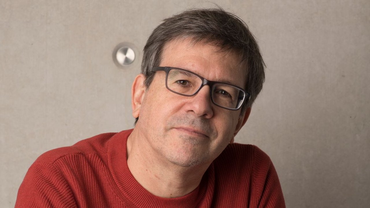 El escritor argentino Eduardo Berti, distinguido con el Premio Roger Caillois