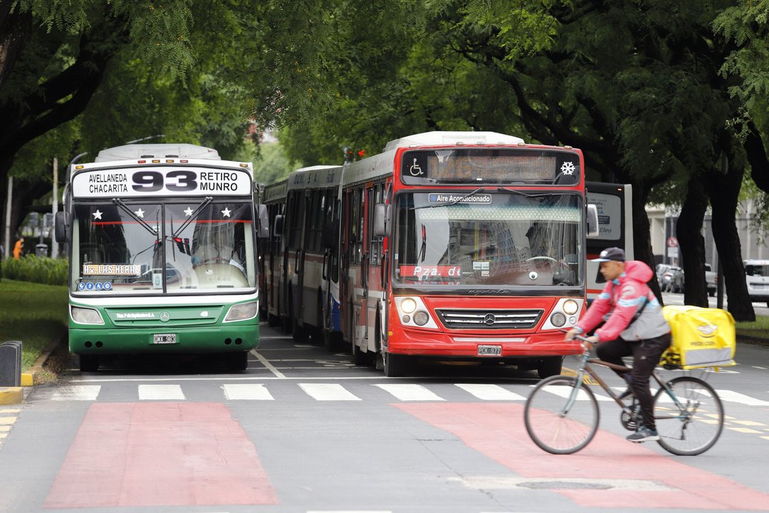 Colectivos en el Área Metropolitana de Buenos Aires durante una jornada de paro y normalización del servicio