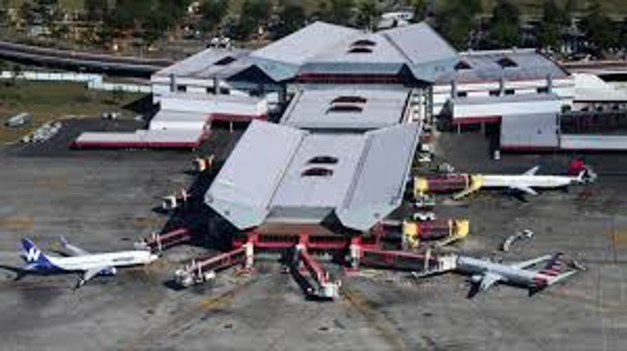 Avión comercial en aeropuerto de Cuba