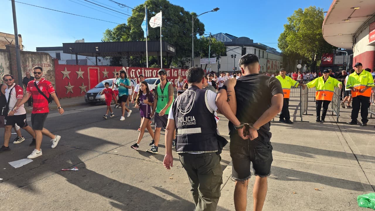 Operativos policiales en los alrededores de estadios porteños