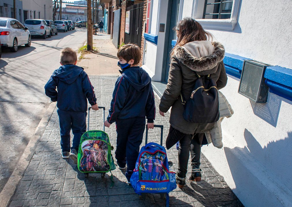 Familias pendientes de la continuidad del Voucher Educativo