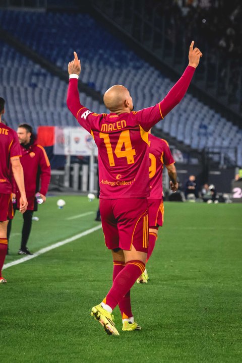 Jugadores de la Roma celebran un gol ante Cagliari en la Serie A italiana