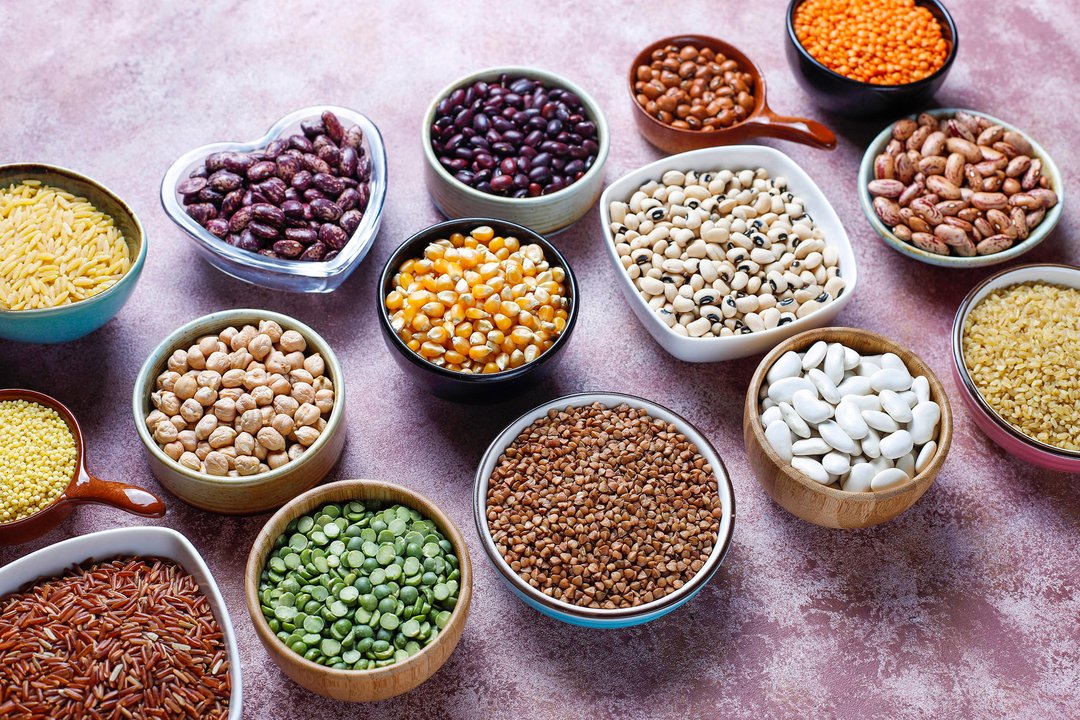 Legumbres variadas como lentejas, garbanzos, porotos y arvejas