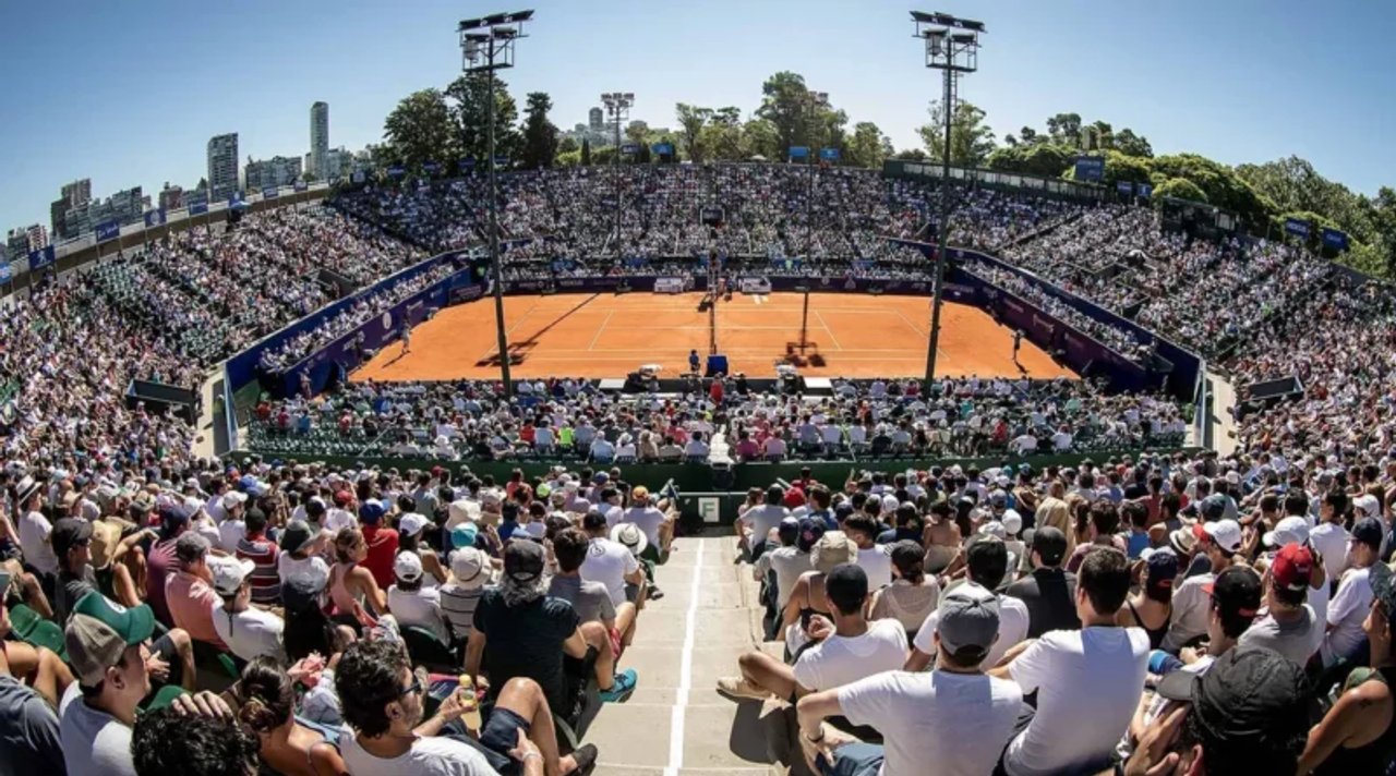 Tenistas en acción en el Argentina Open en Buenos Aires