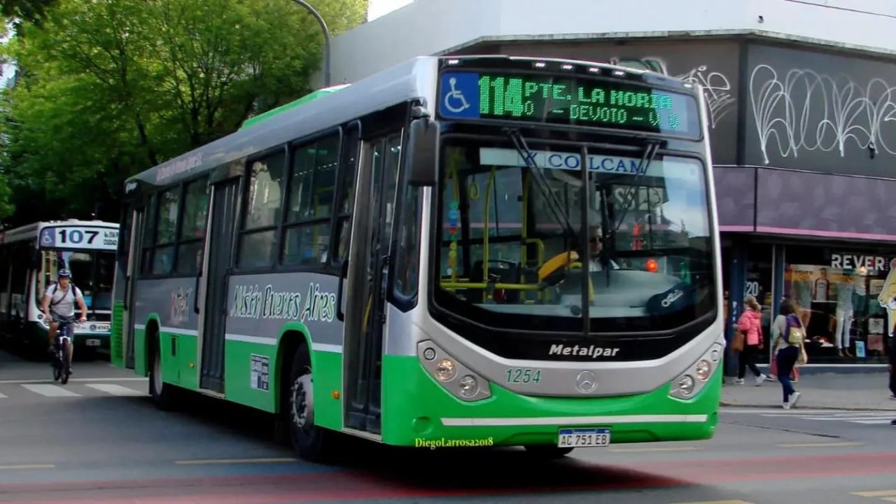 Colectivo de la Línea 114 involucrado en un choque en Villa Devoto