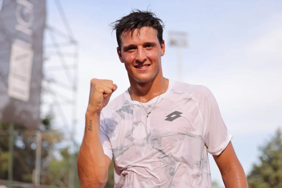Luciano Darderi durante un partido en el circuito ATP