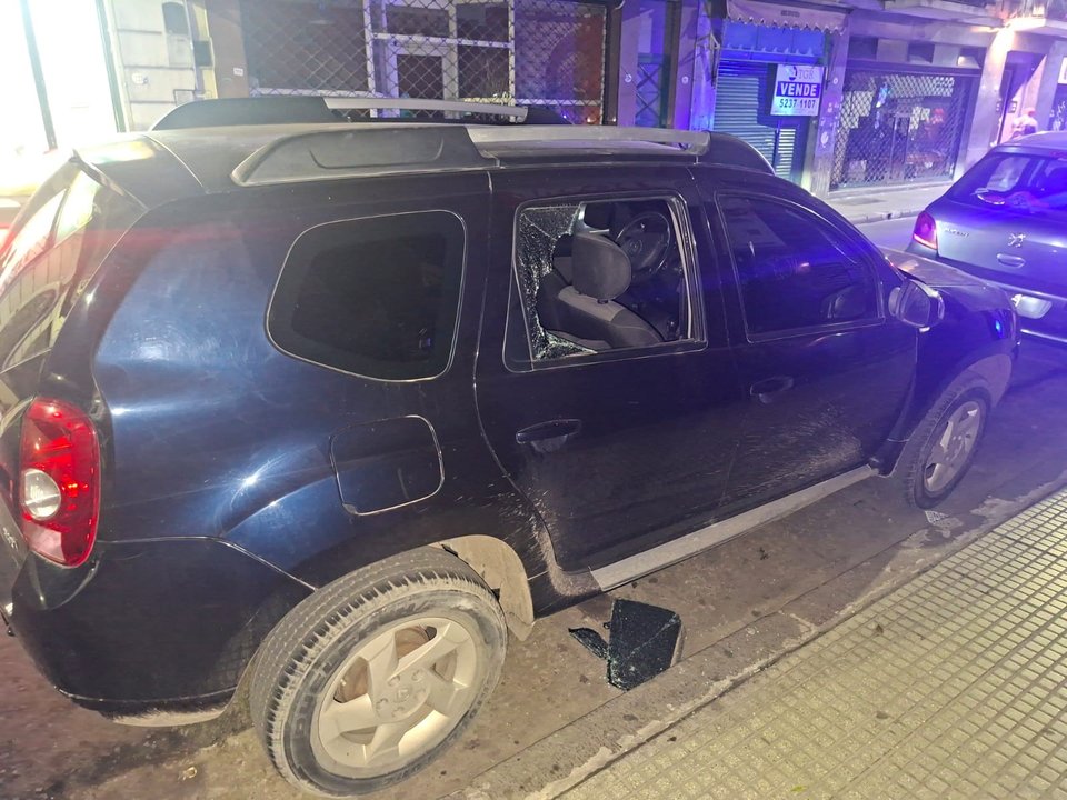 Patrullero policial en operativo nocturno en Monserrat