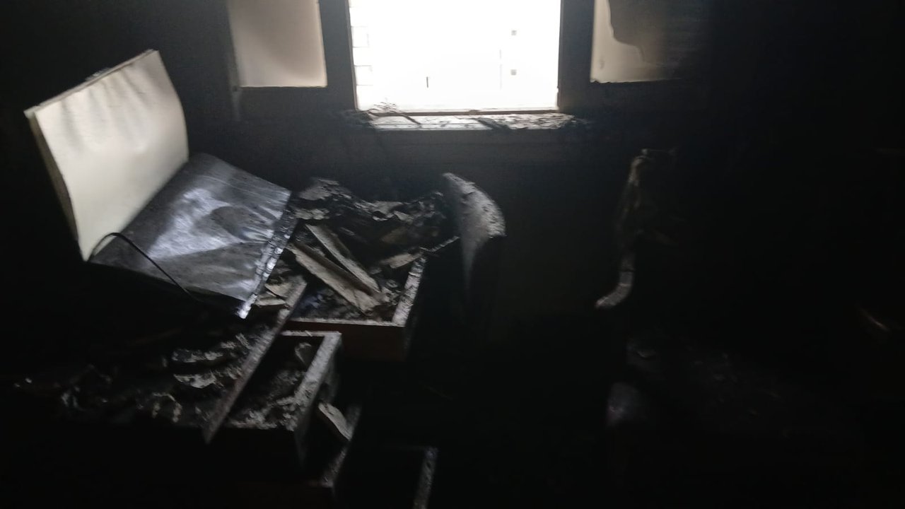 Bomberos y personal de seguridad actúan tras un incendio en una oficina del Senado