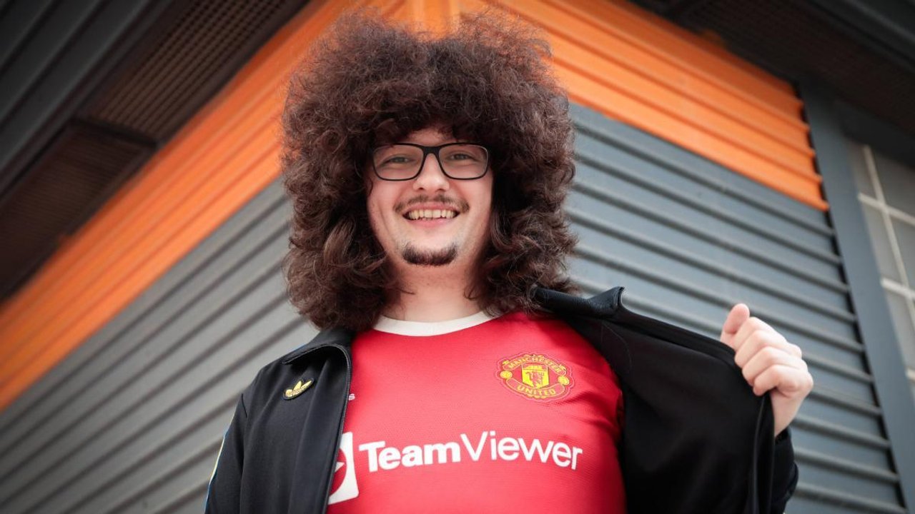 Hincha del Manchester United con el pelo largo por apuesta futbolera