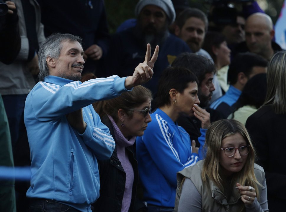 Militantes de La Cámpora frente al Congreso durante una movilización