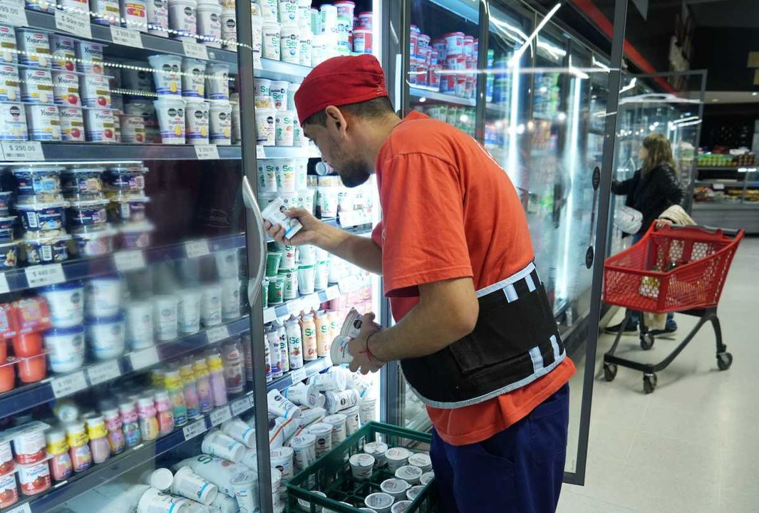 Personas haciendo compras en un supermercado en Argentina