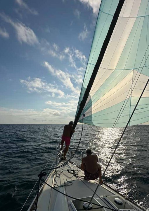 El velero de Sebastián Letemendia en plena travesía oceánica