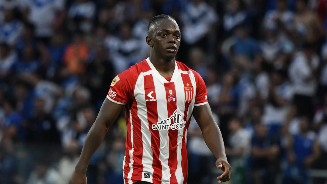 Edwuin Cetré durante un partido, en plena acción futbolística