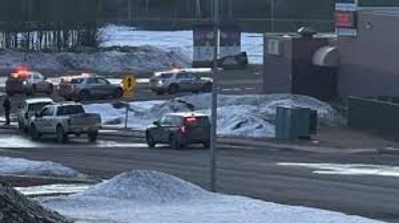 Escena policial en escuela de Tumbler Ridge, Canadá